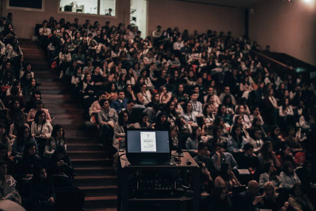 Grâce au logiciel de capture de cours, les institutions peuvent facilement mettre en œuvre et améliorer les cours à la volée.